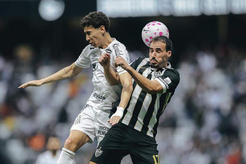 Gabriel Bontempo e Igor Gomes disputam bola em jogo tenso que terminou com vitória de virada do Galo