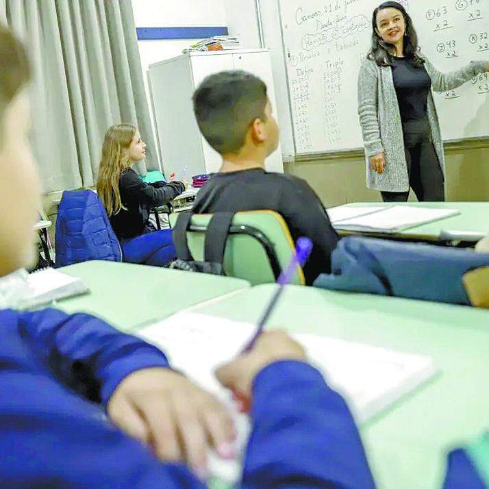 Professora em sala de aula: regra de transição precisa ser observada