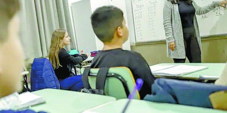 Professora em sala de aula: regra de transição precisa ser observada