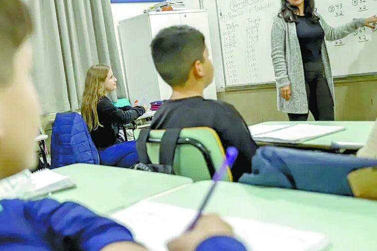 Professora em sala de aula: regra de transição precisa ser observada