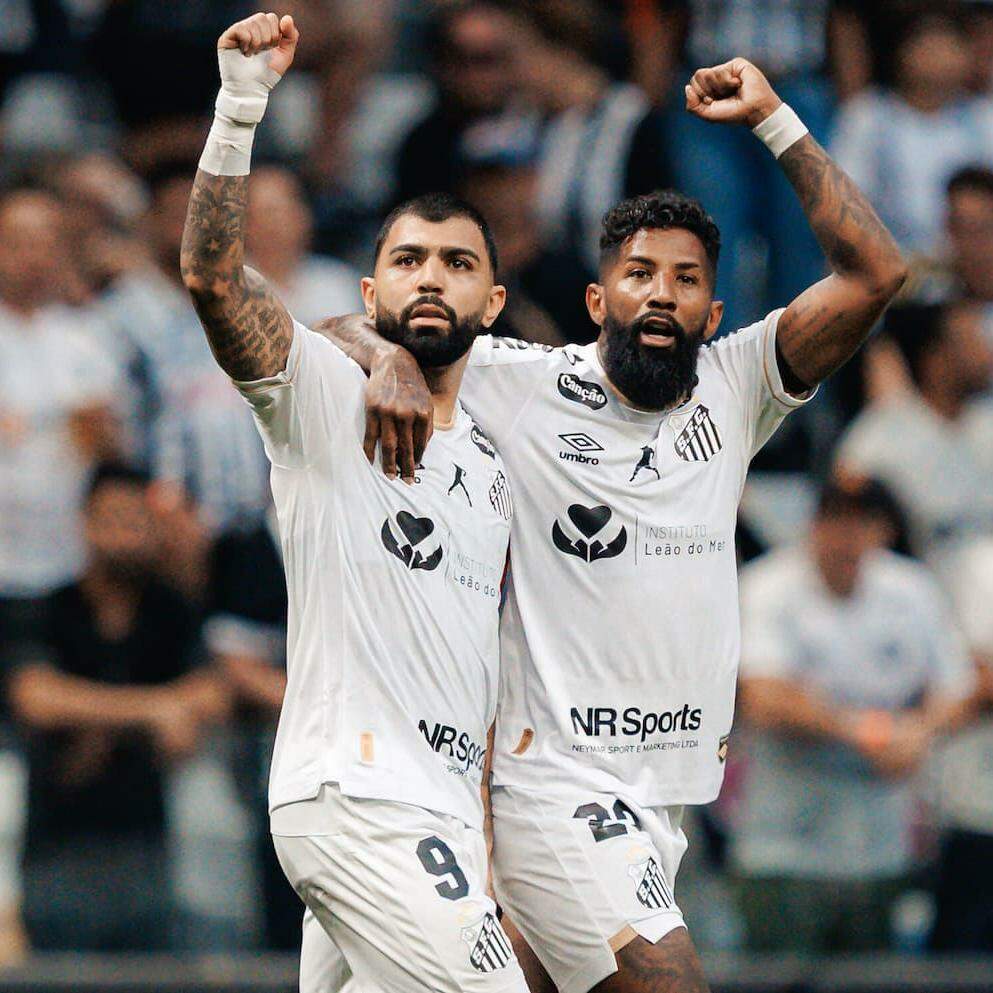 Gabigol e Rodinei comemoram gol contra o Galo, que não evitou a derrota do Peixe na Arena MRV
