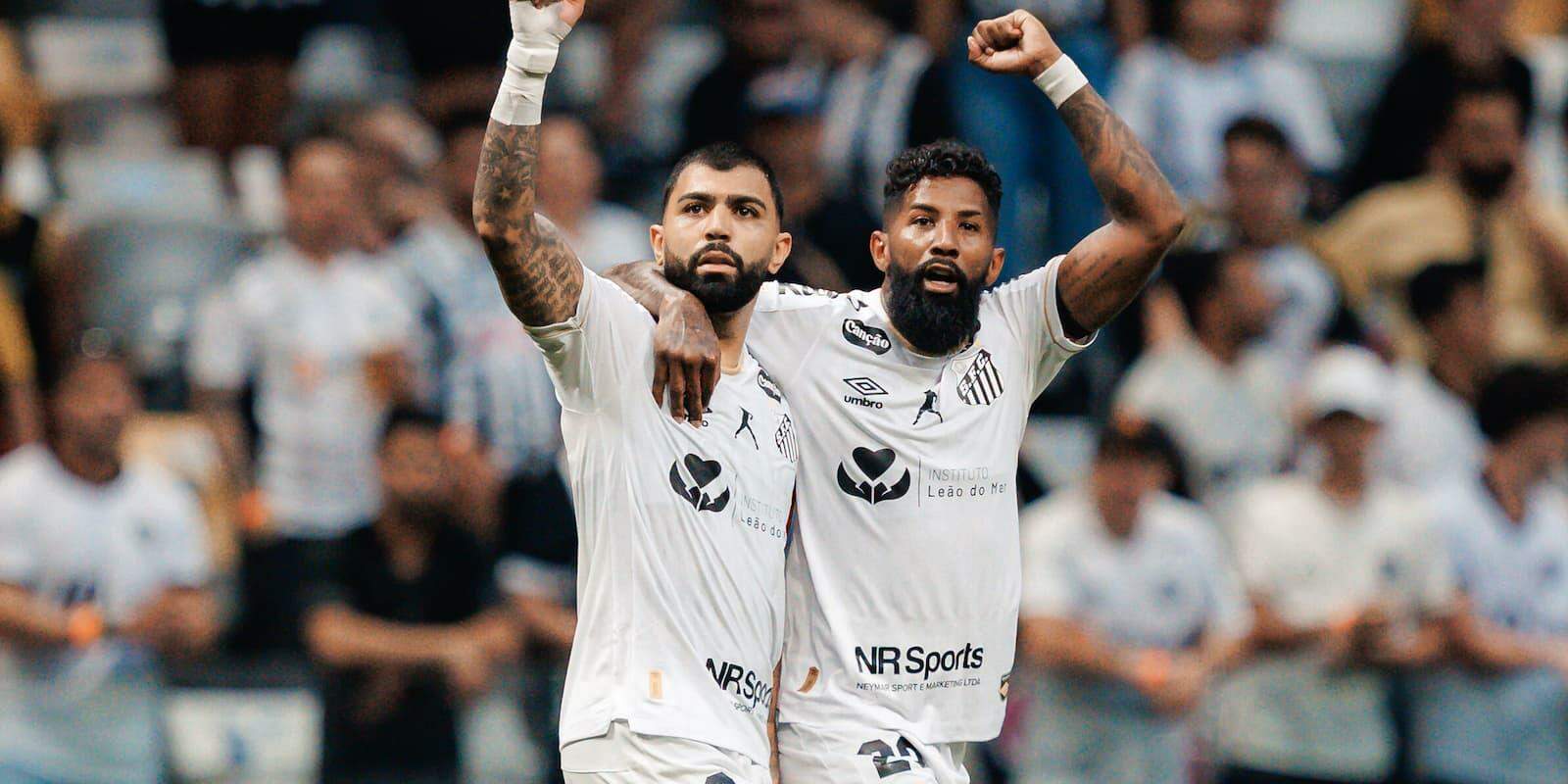 Gabigol e Rodinei comemoram gol contra o Galo, que não evitou a derrota do Peixe na Arena MRV