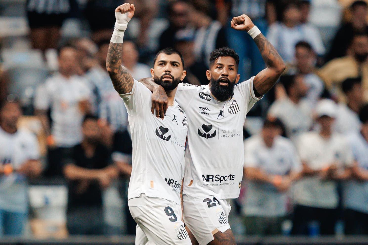 Gabigol e Rodinei comemoram gol contra o Galo, que não evitou a derrota do Peixe na Arena MRV