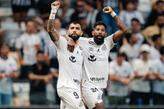 Gabigol e Rodinei comemoram gol contra o Galo, que não evitou a derrota do Peixe na Arena MRV