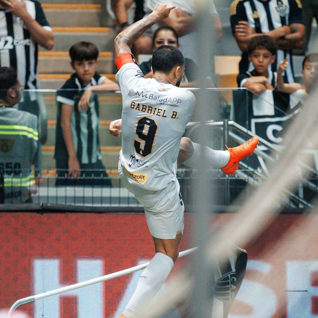 Gabigol gerou revolta dos atleticanos, após chutar a bandeirinha da Arena MRV, ao marcar o gol do Santos