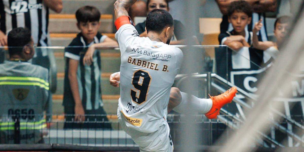 Gabigol gerou revolta dos atleticanos, após chutar a bandeirinha da Arena MRV, ao marcar o gol do Santos