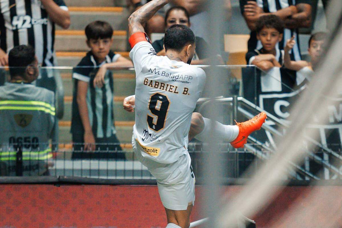 Gabigol gerou revolta dos atleticanos, após chutar a bandeirinha da Arena MRV, ao marcar o gol do Santos