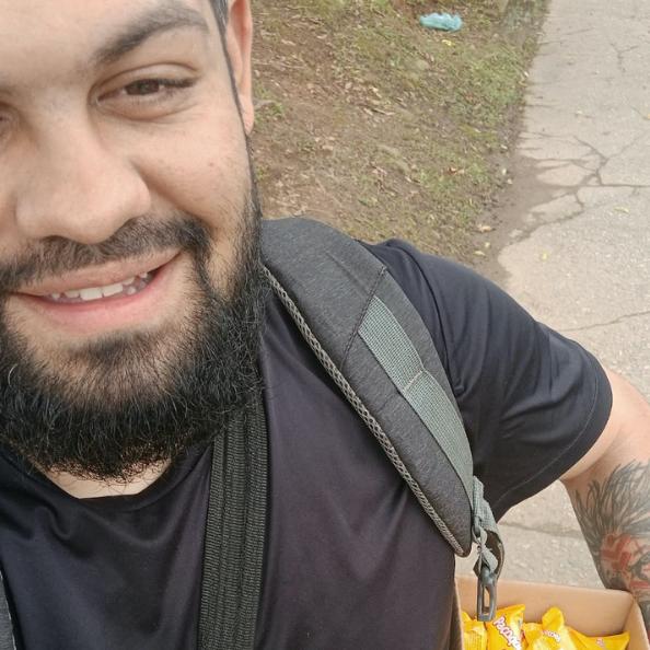 Mateus Lisboa de Oliveira está vendendo paçocas para sustentar a família
