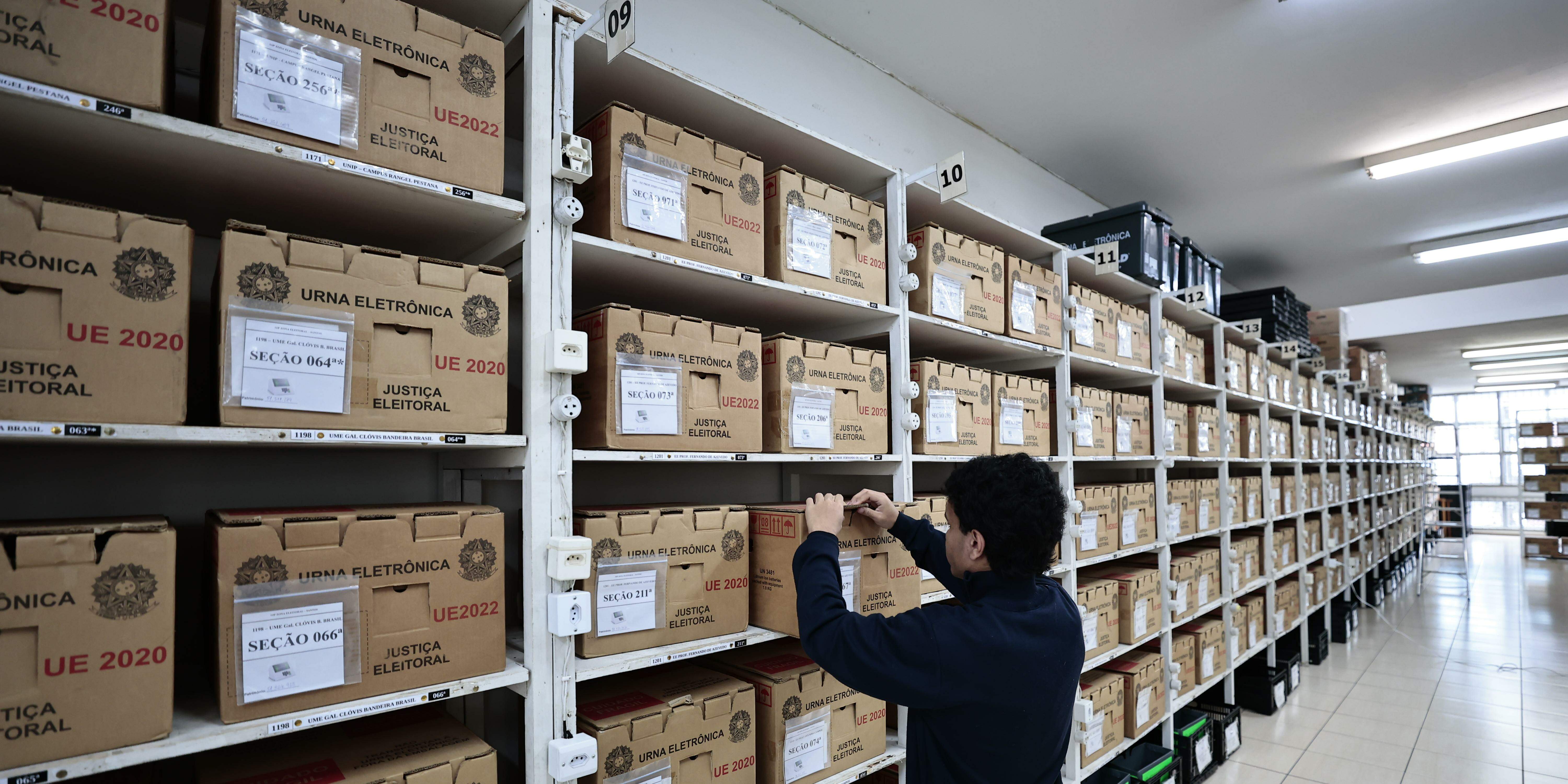 Zonas eleitorais geram mídias com os dados da votação, põem-nos nas urnas e lacram os equipamentos