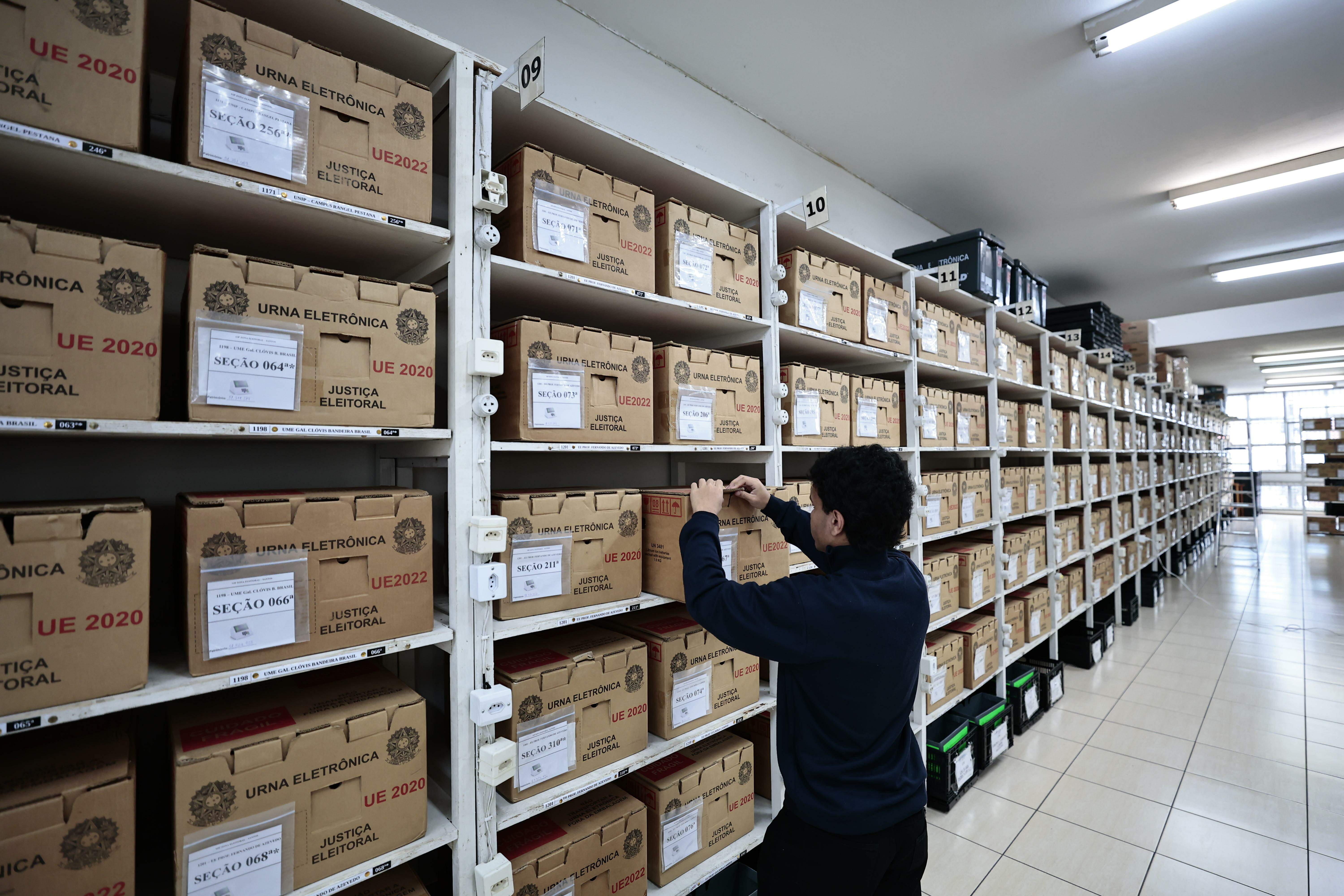 Zonas eleitorais geram mídias com os dados da votação, põem-nos nas urnas e lacram os equipamentos
