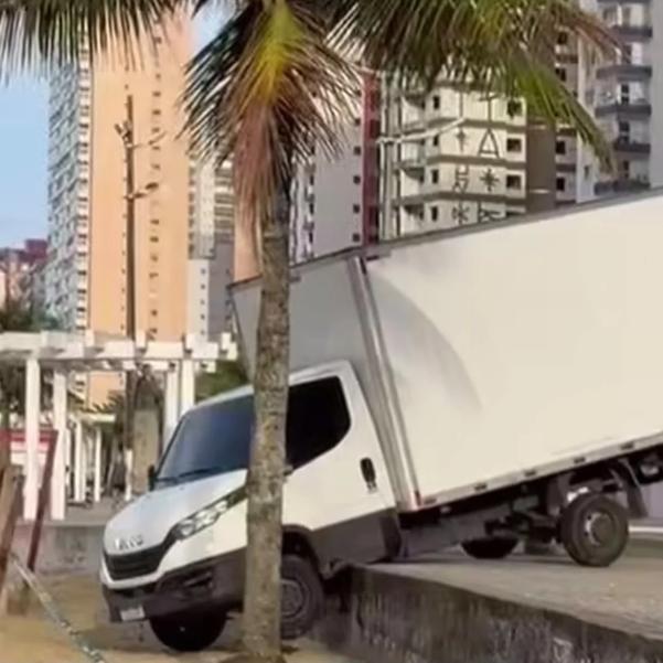 A retirada do caminhão em Praia Grande foi concluída com o auxílio de tratores