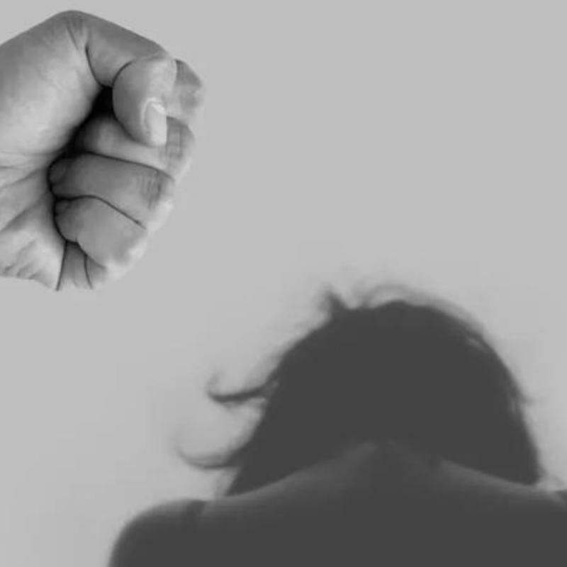 Para receber o benefício, a mulher deverá apresentar a decisão judicial que determinou o afastamento e comprovar que tinha qualidade de segurada