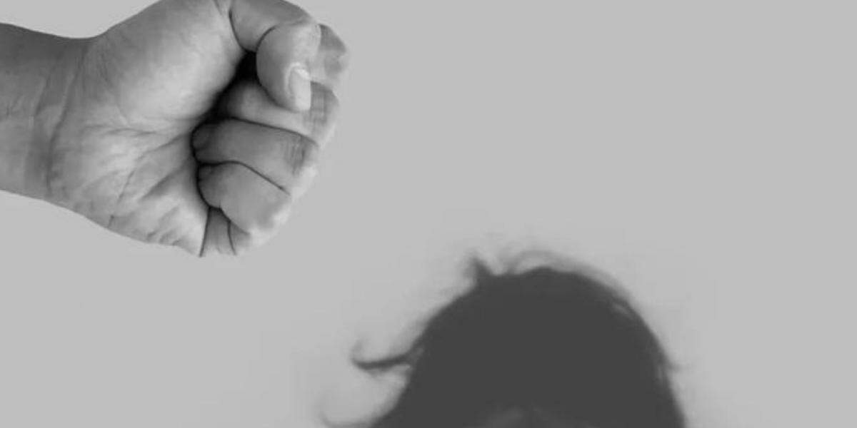 Para receber o benefício, a mulher deverá apresentar a decisão judicial que determinou o afastamento e comprovar que tinha qualidade de segurada