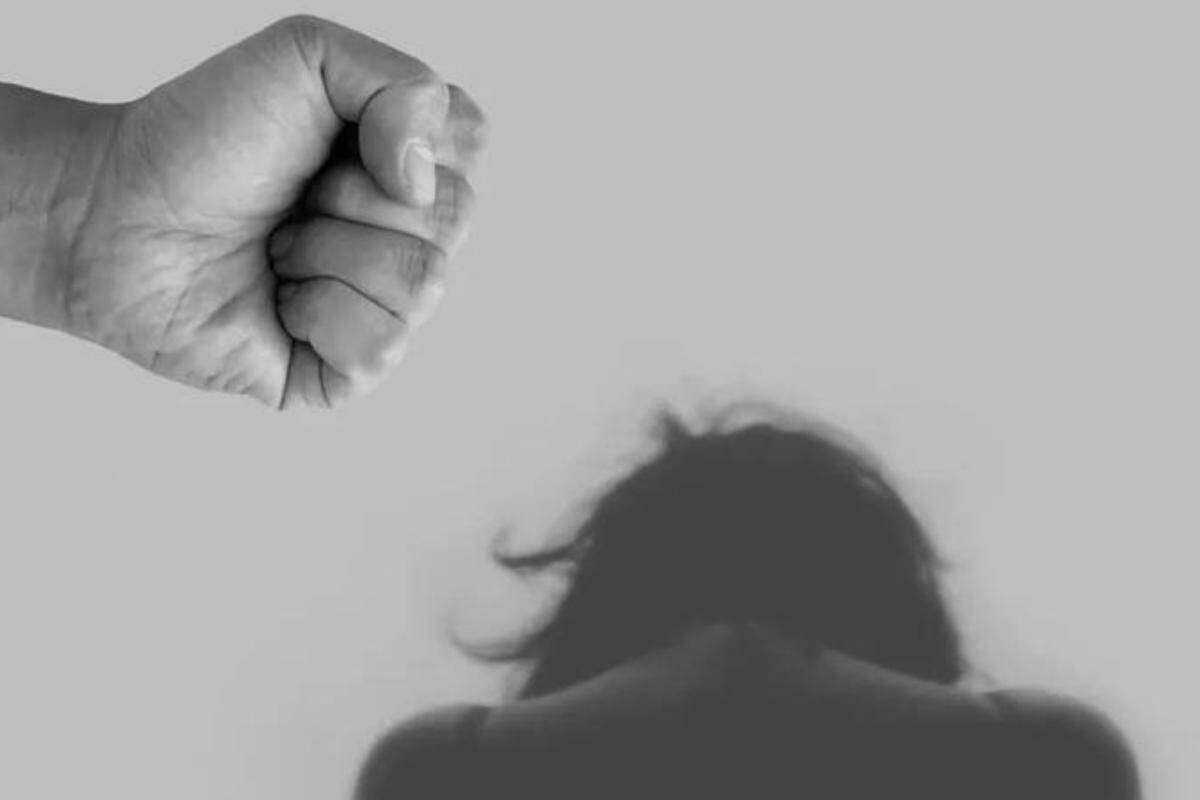 Para receber o benefício, a mulher deverá apresentar a decisão judicial que determinou o afastamento e comprovar que tinha qualidade de segurada