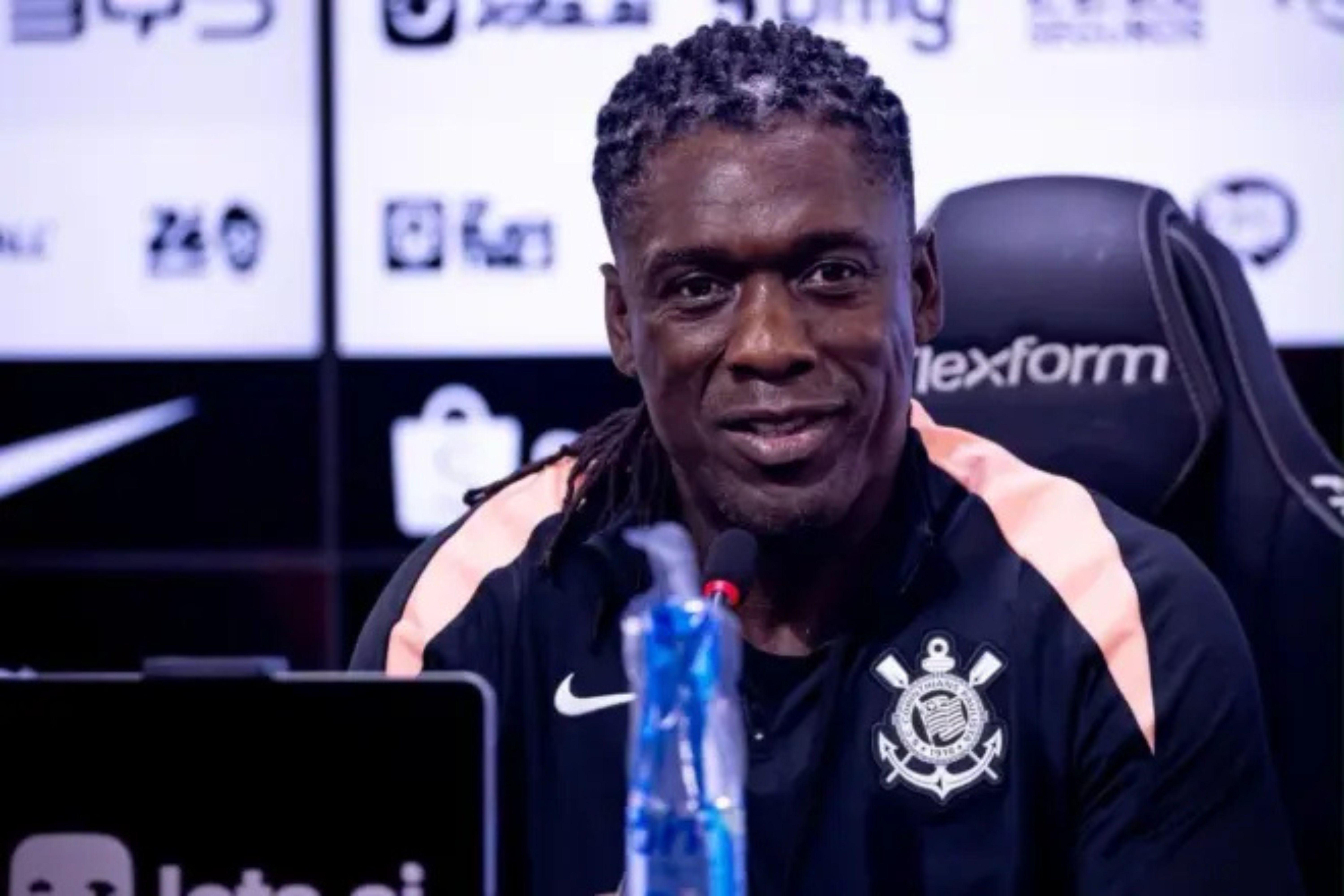 Seedorf minimiza pouca experiência como treinador e diz que Corinthians é 'leão ferido'
