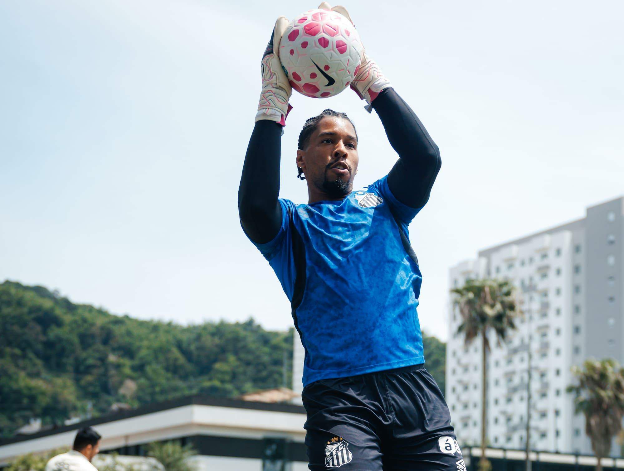 Diógenes assumiu o gol do Santos após Gabriel Brazão passar por uma cirurgia no ombro esquerdo