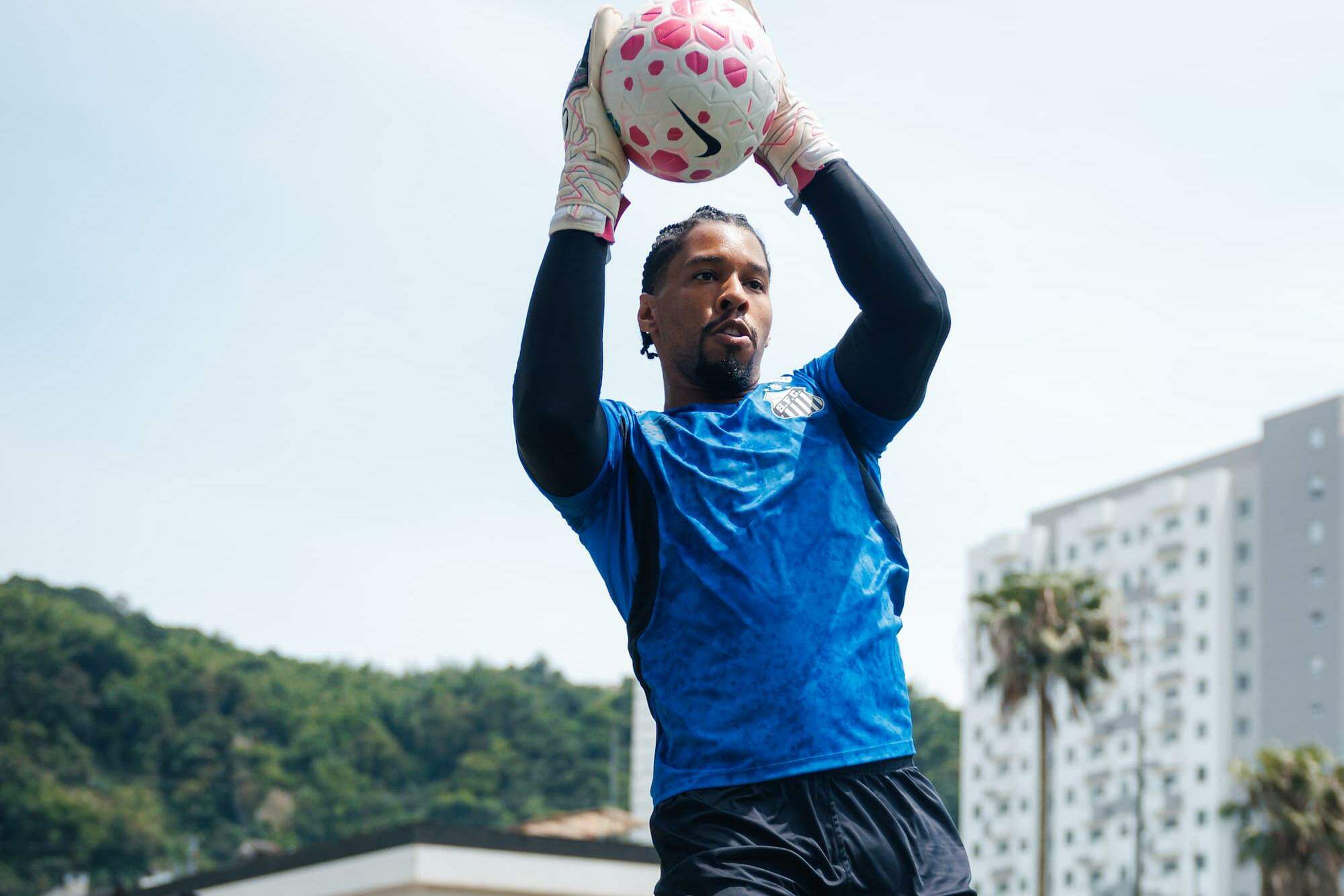 Diógenes assumiu o gol do Santos após Gabriel Brazão passar por uma cirurgia no ombro esquerdo