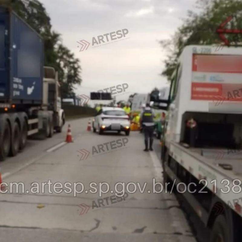 O acidente ocorreu por volta das 16h45 na pista sentido leste/Capital