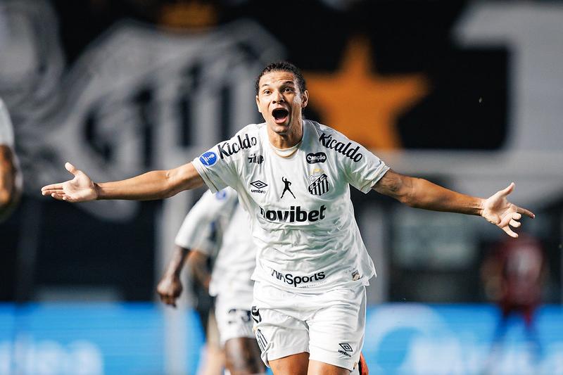 O volante Willian Arão sofreu a lesão no último domingo, no jogo contra o Atlético-MG, pelo Brasileirão