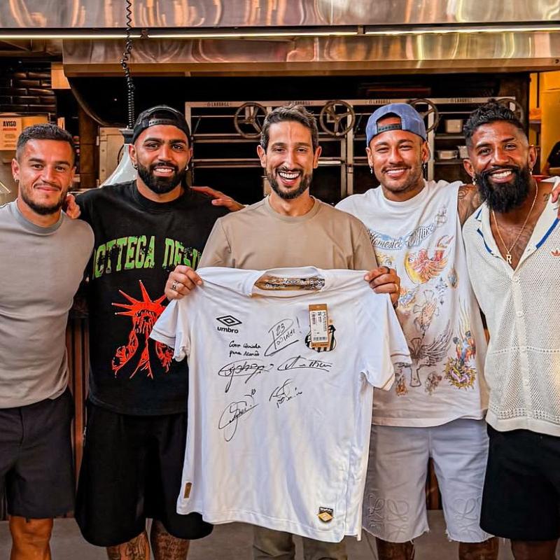 Os jogadores do Santos Arthur, Philippe Coutinho, Gabigol, Neymar e Rodinei com o influenciador e empresário Netão (segurando camiseta do Peixe)
