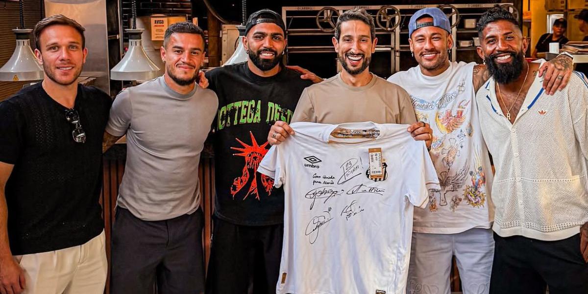 Os jogadores do Santos Arthur, Philippe Coutinho, Gabigol, Neymar e Rodinei com o influenciador e empresário Netão (segurando camiseta do Peixe)