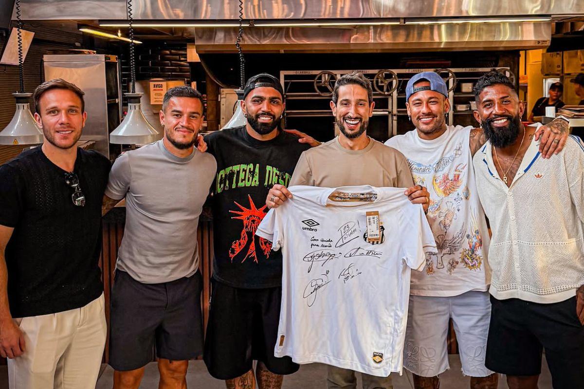 Os jogadores do Santos Arthur, Philippe Coutinho, Gabigol, Neymar e Rodinei com o influenciador e empresário Netão (segurando camiseta do Peixe)