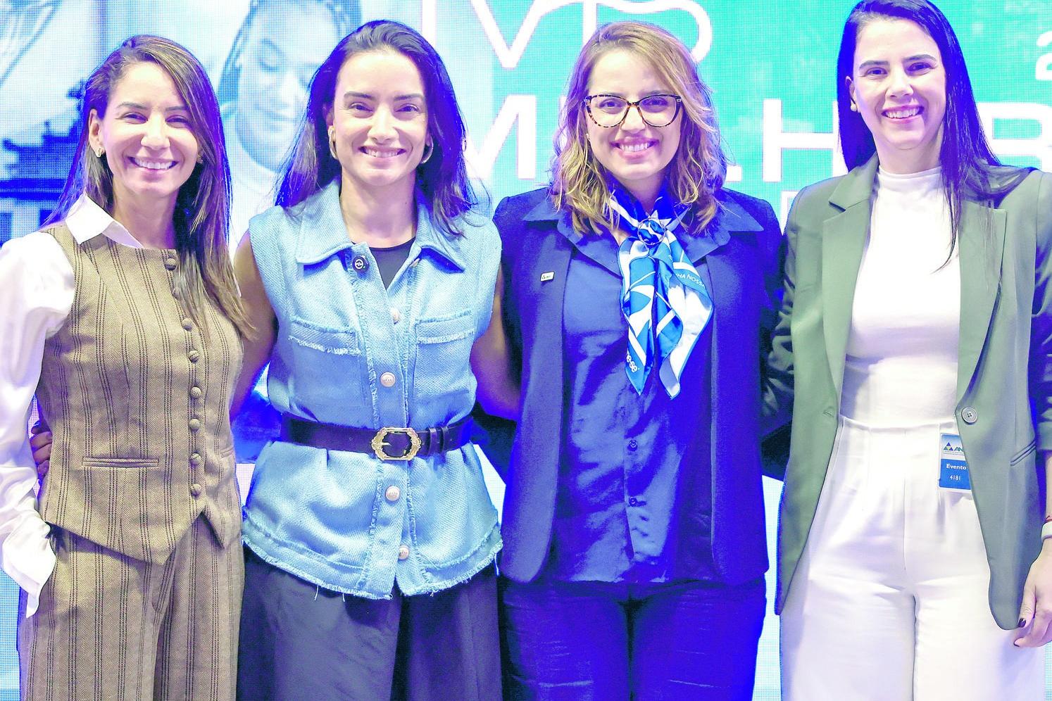 Flávia Takafashi, alongside Gabriela Costa, Cynthia Ruas and Danielle Bernardes, discussed the logistics chain