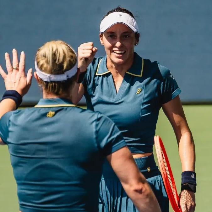 Em parceria com a canadense Gabriela Dabrowski, a brasileira está a duas vitórias de assumir a liderança da corrida do ano em duplas