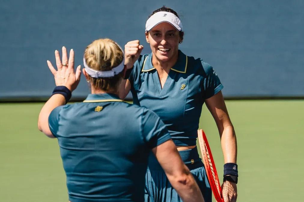Em parceria com a canadense Gabriela Dabrowski, a brasileira está a duas vitórias de assumir a liderança da corrida do ano em duplas