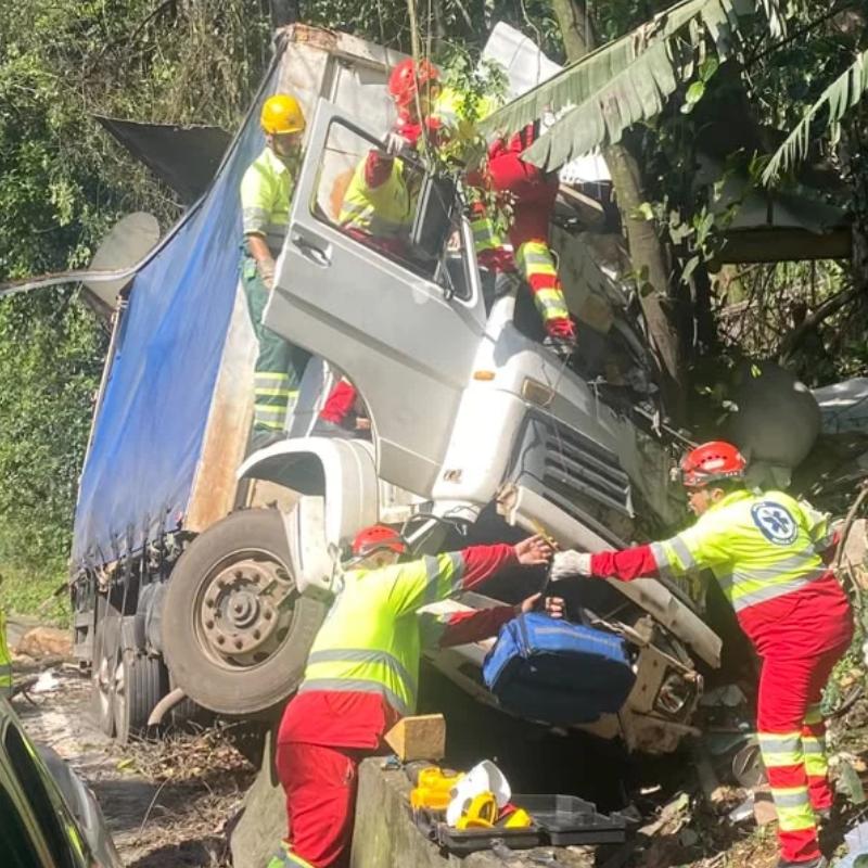 Colisão aconteceu no km 51 da Rodovia Anchieta, na altura de Cubatão