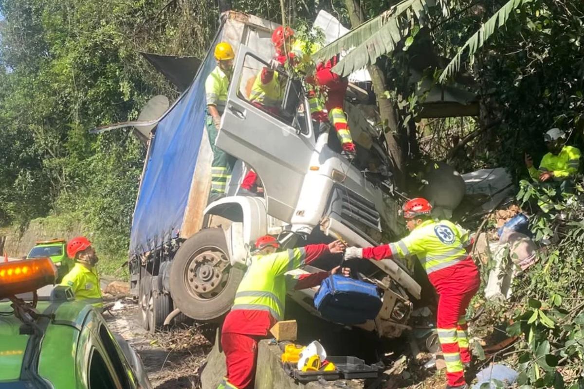 Colisão aconteceu no km 51 da Rodovia Anchieta, na altura de Cubatão