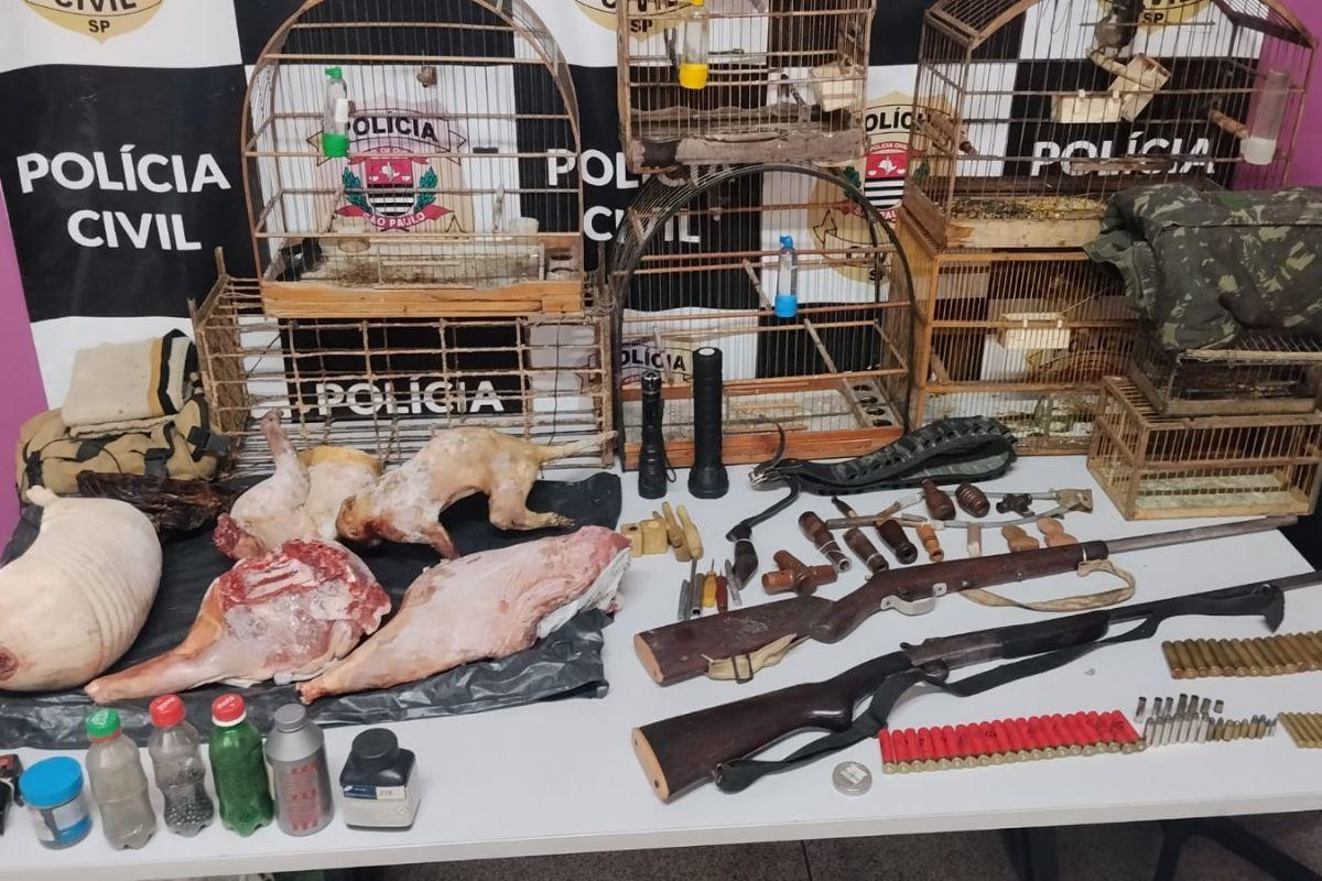 Armas, munições e animais congelados foram encontrados na propriedade