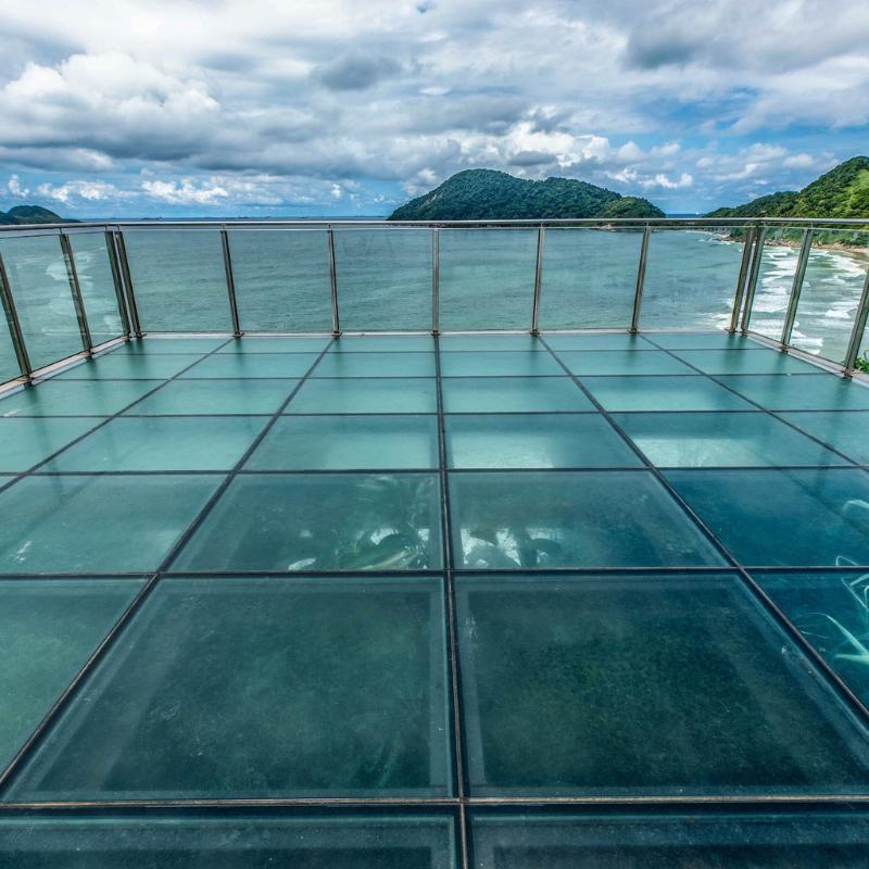 Para acessar o Mirante das Galhetas, em Guarujá, é necessário percorrer uma subida de 500 metros; o visitante pode escolher realizar esse percurso a pé, de bicicleta ou de carro