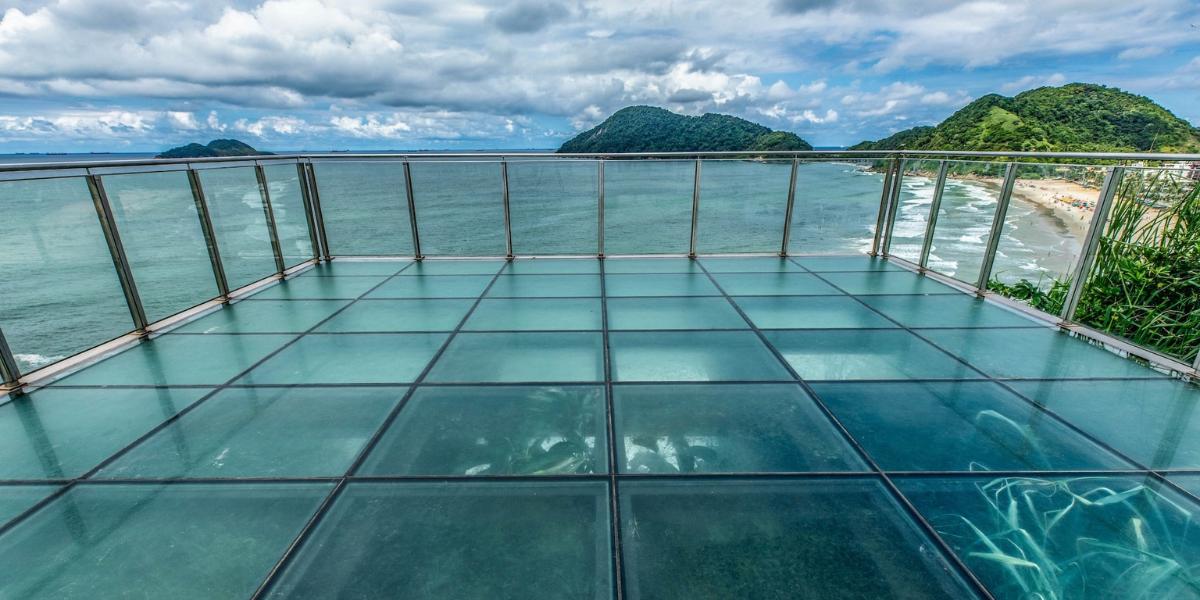 Para acessar o Mirante das Galhetas, em Guarujá, é necessário percorrer uma subida de 500 metros; o visitante pode escolher realizar esse percurso a pé, de bicicleta ou de carro