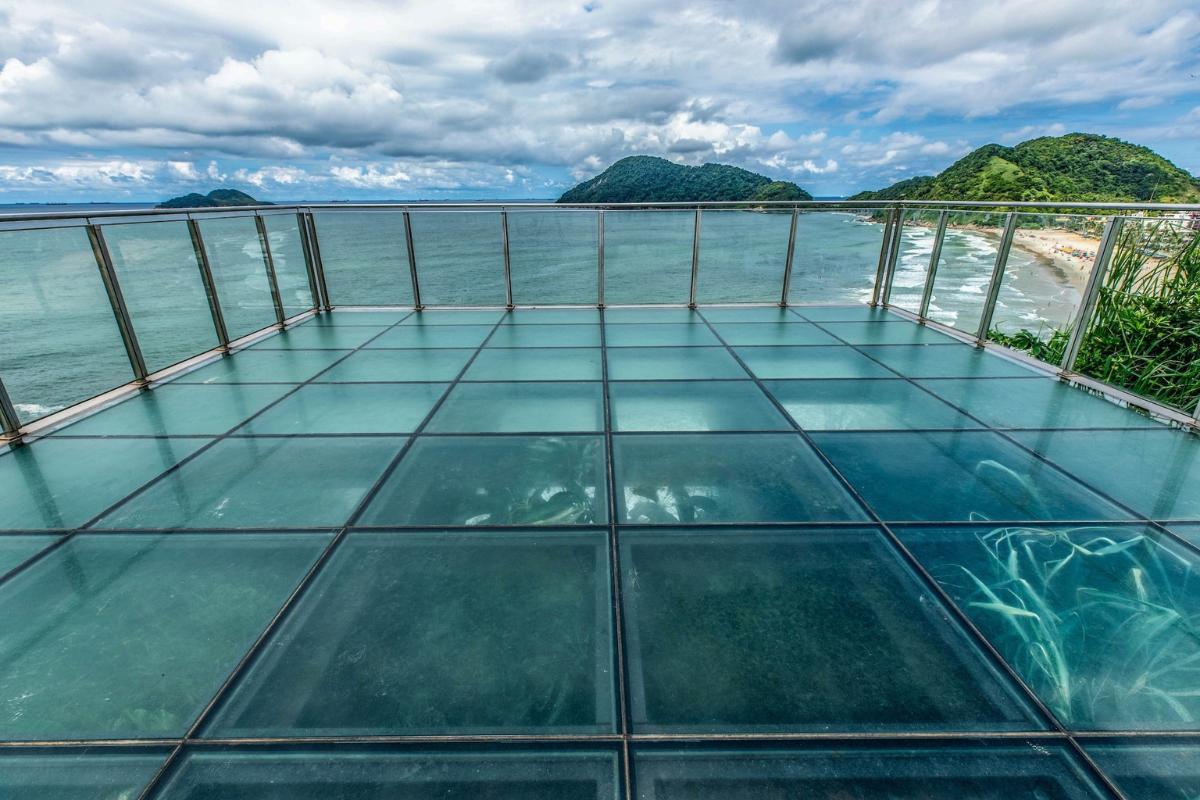 Para acessar o Mirante das Galhetas, em Guarujá, é necessário percorrer uma subida de 500 metros; o visitante pode escolher realizar esse percurso a pé, de bicicleta ou de carro