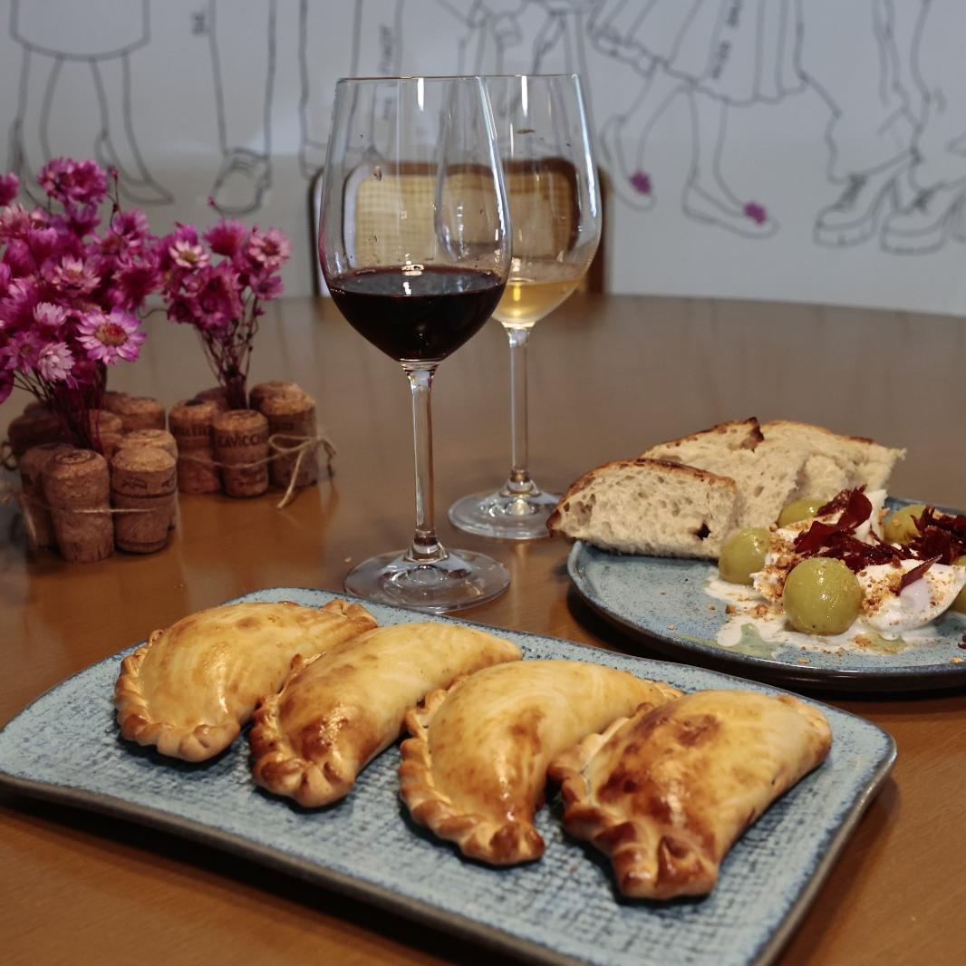 Empanadas com receita da avó argentina e burrata premiada harmonizam com vinhos