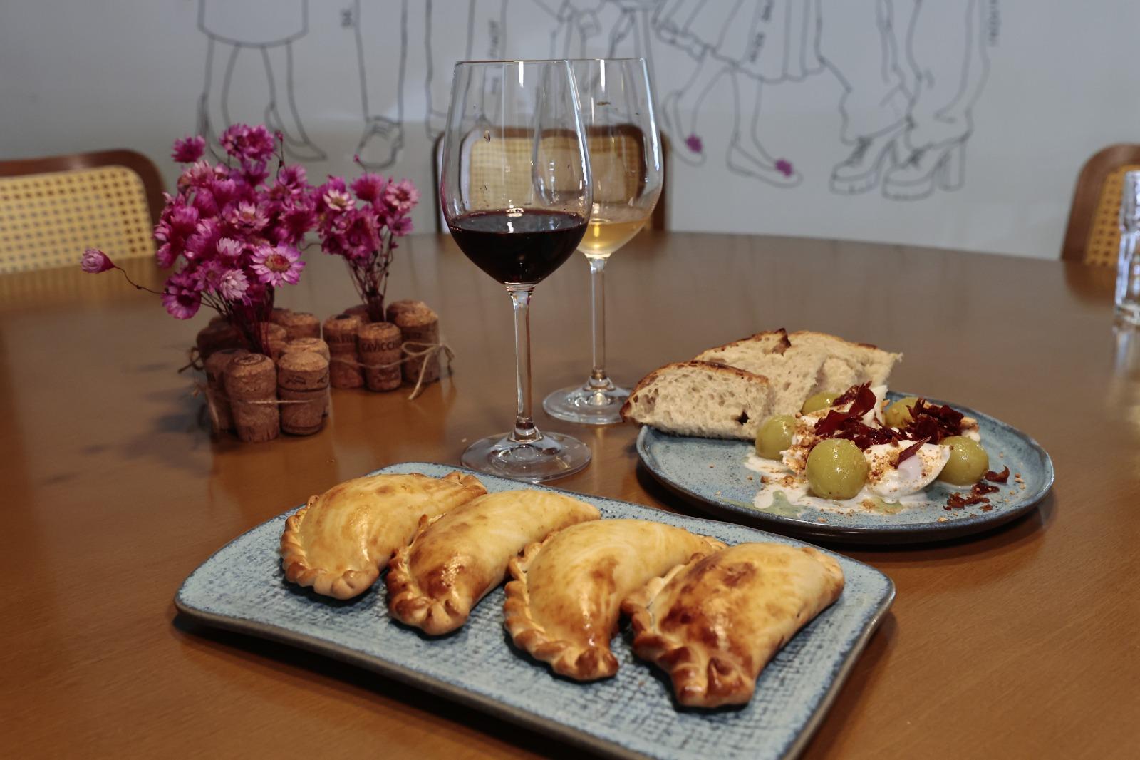 Empanadas com receita da avó argentina e burrata premiada harmonizam com vinhos