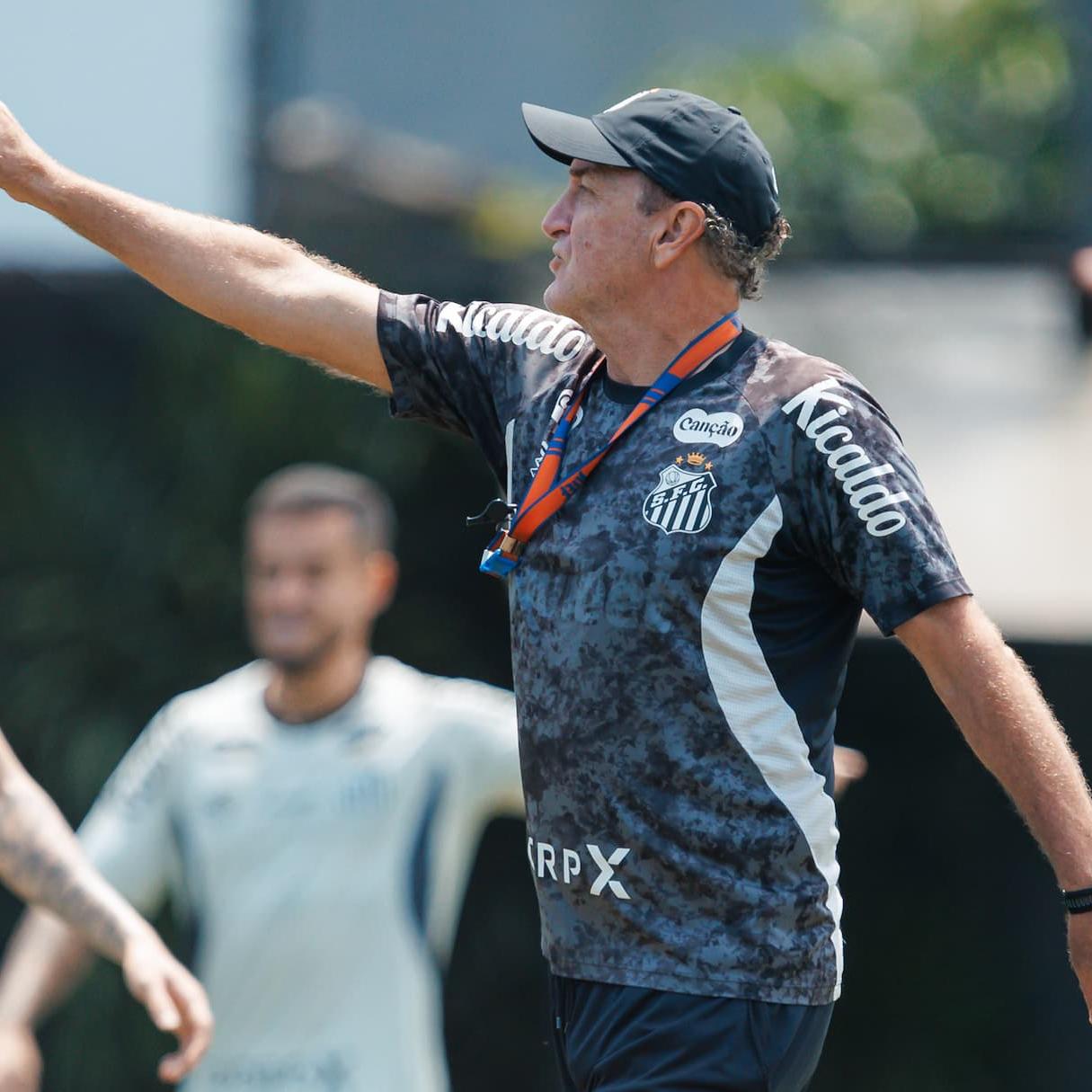Cuca faz os últimos testes no Santos para o jogo contra o Fluminense, no Maracanã