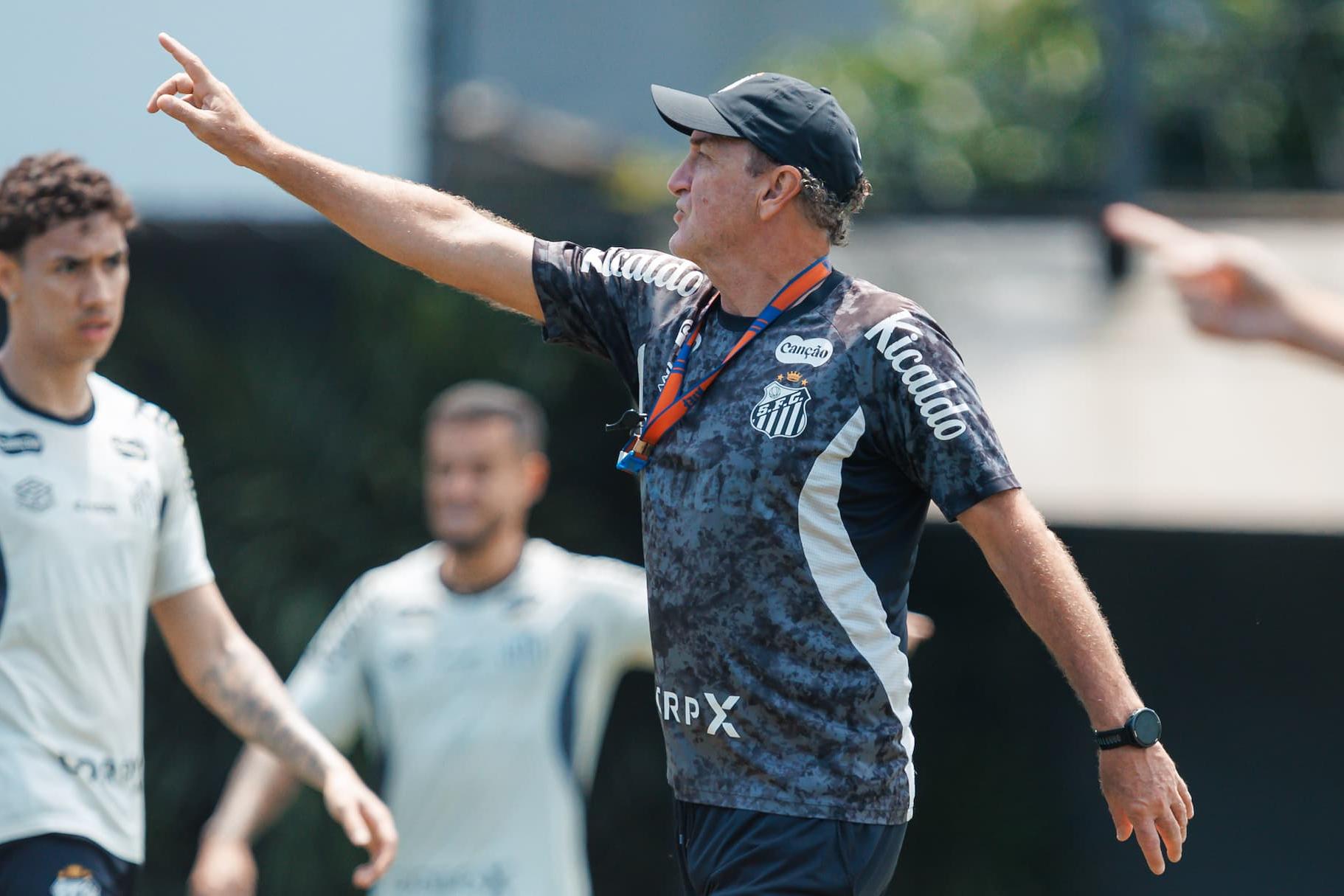 Cuca faz os últimos testes no Santos para o jogo contra o Fluminense, no Maracanã