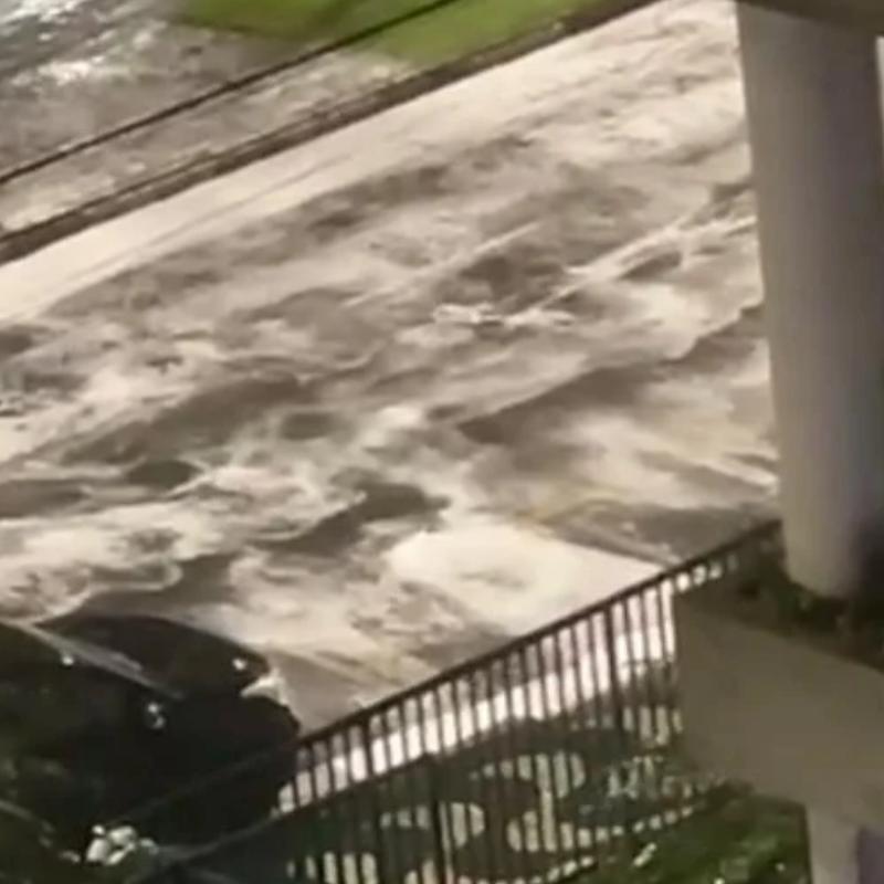 A espuma na avenida da praia de Santos foi registrada durante a chuva