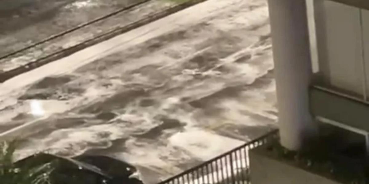 A espuma na avenida da praia de Santos foi registrada durante a chuva