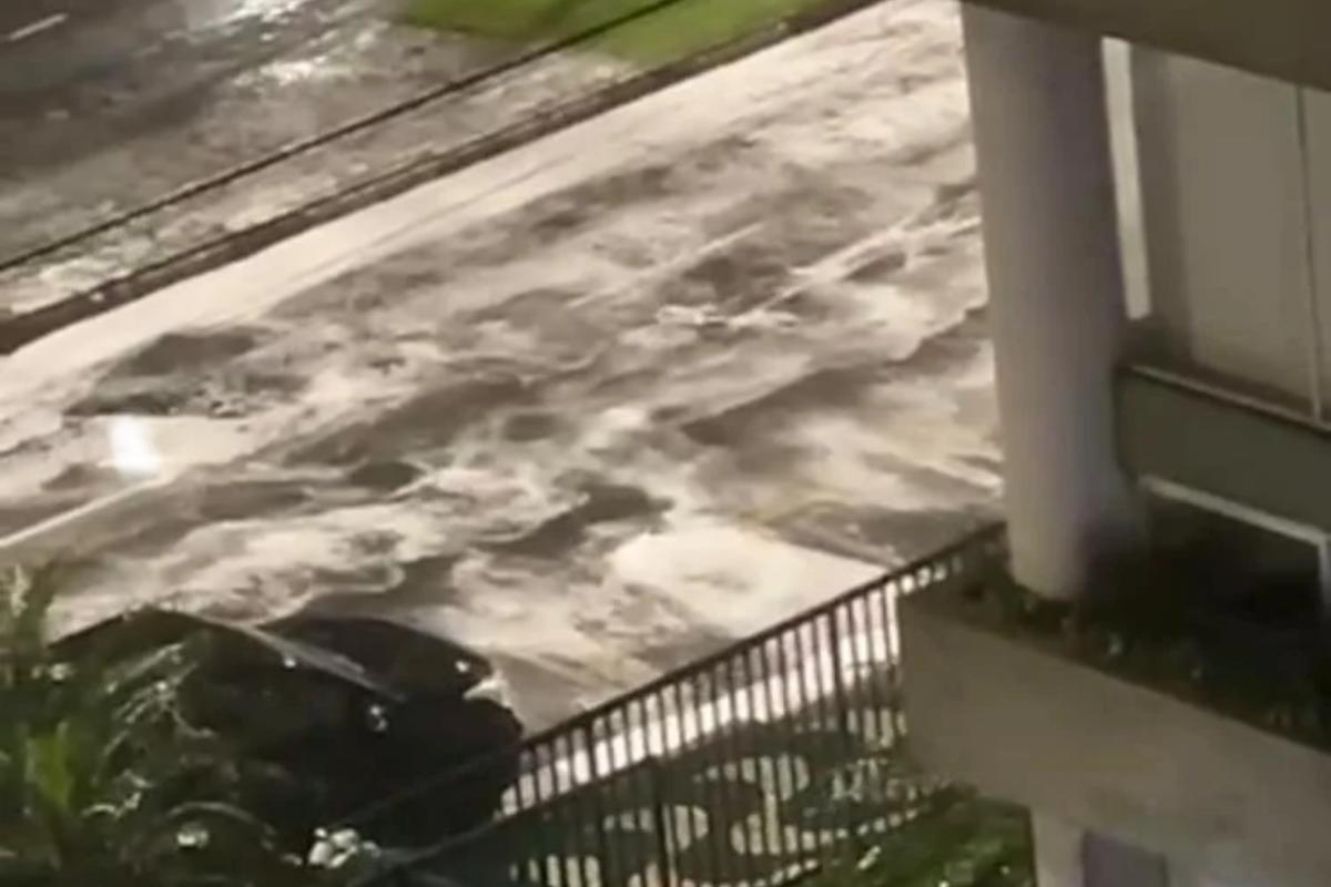 A espuma na avenida da praia de Santos foi registrada durante a chuva