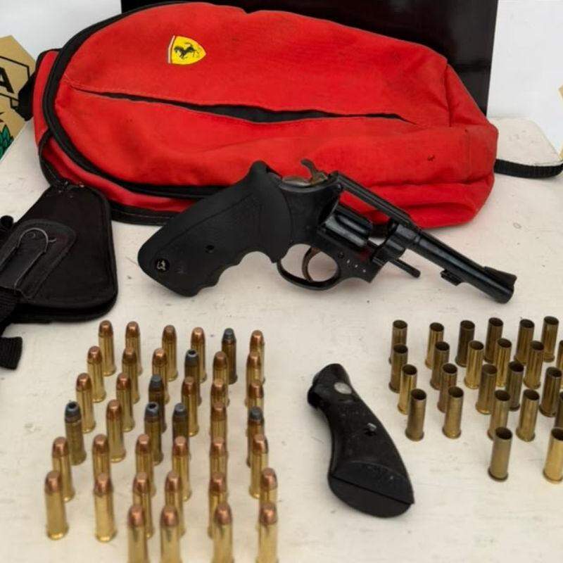 Um revólver calibre .38, munições e cápsulas deflagradas foram encontradas na casa do homem