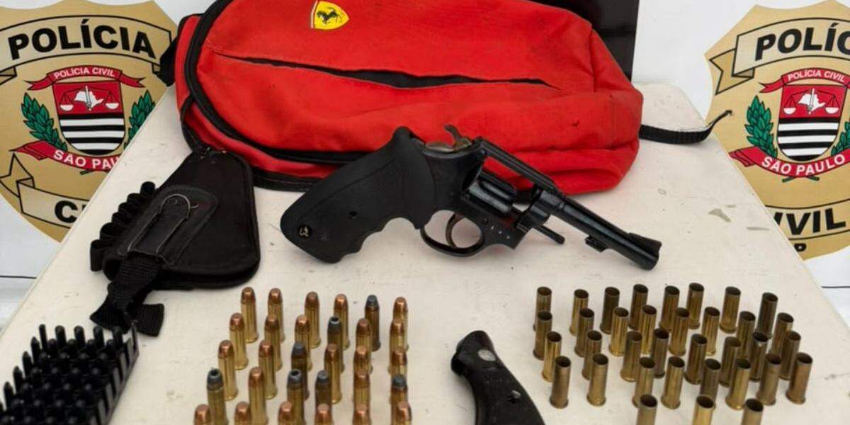 Um revólver calibre .38, munições e cápsulas deflagradas foram encontradas na casa do homem
