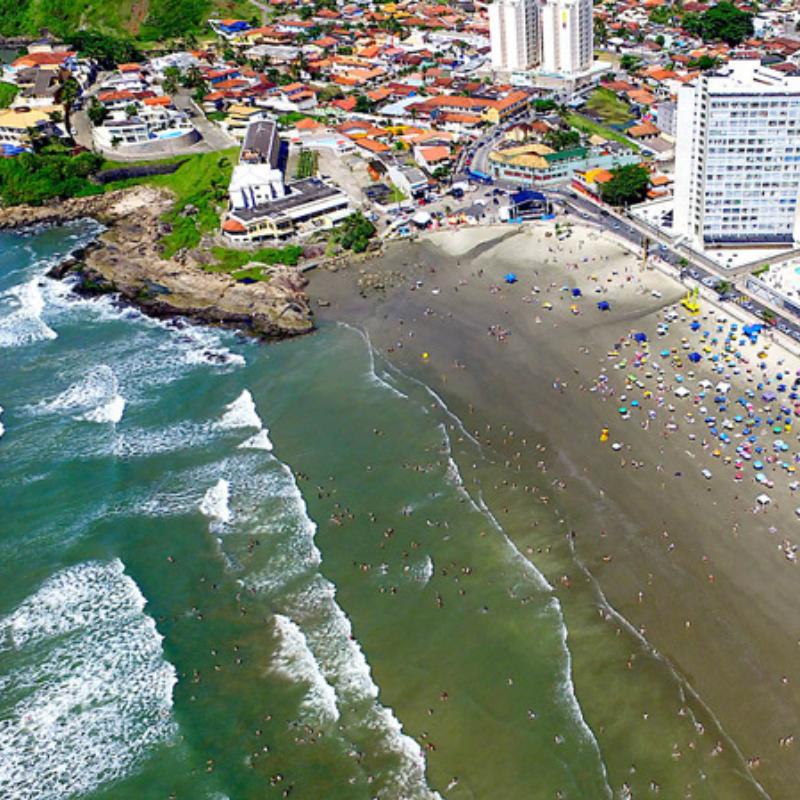 A Praia dos Sonhos tem orla bem estreita; as construções ficam próximas à areia, que possui uma coloração mais escura, em Itanhaém