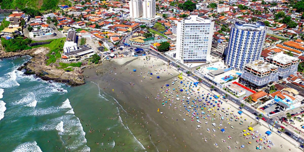 A Praia dos Sonhos tem orla bem estreita; as construções ficam próximas à areia, que possui uma coloração mais escura, em Itanhaém