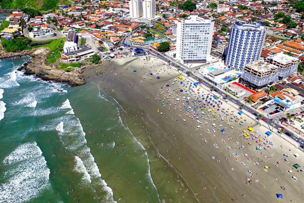 A Praia dos Sonhos tem orla bem estreita; as construções ficam próximas à areia, que possui uma coloração mais escura, em Itanhaém