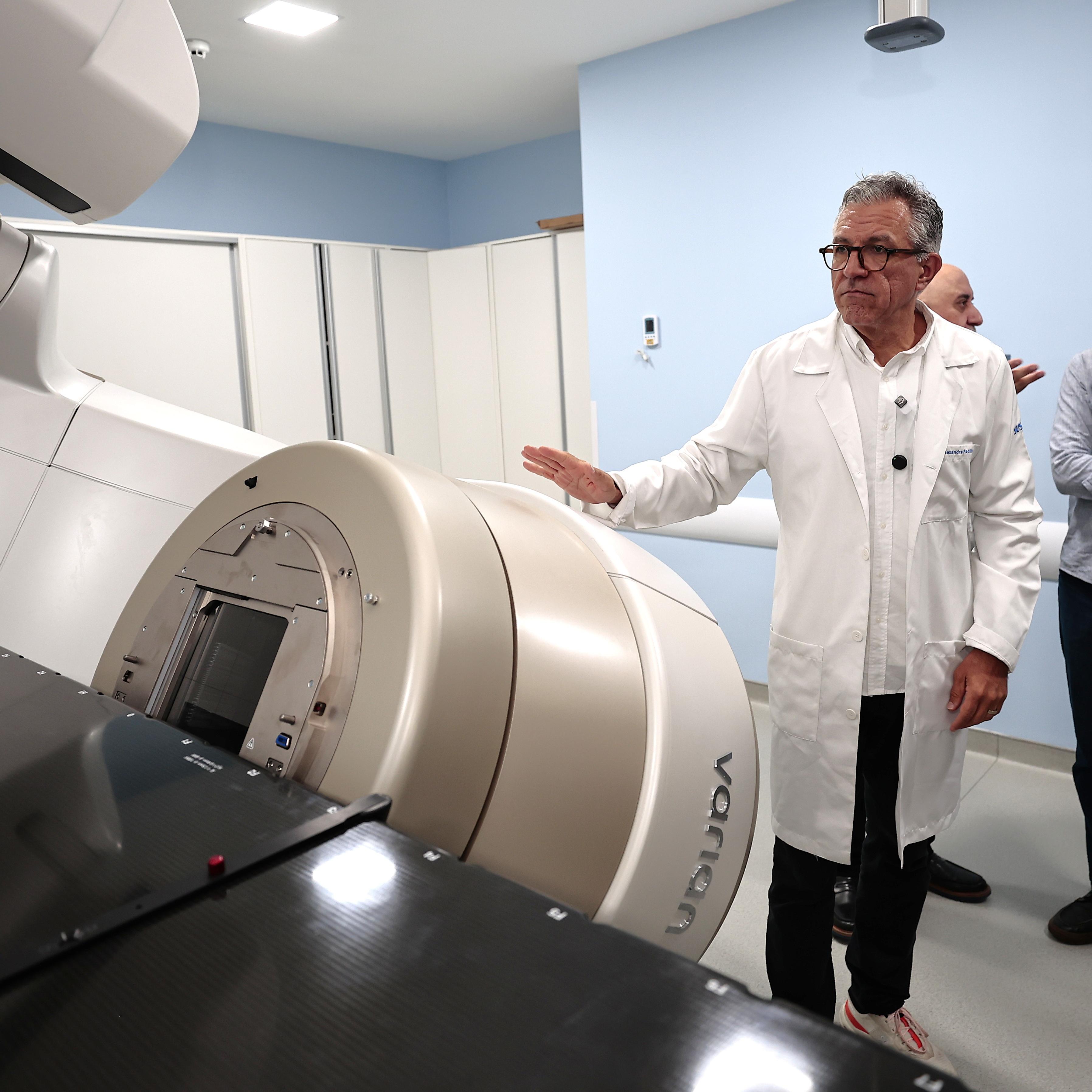 Titular da Saúde (à esquerda) conheceu estruturas de radioterapia e cirurgia robótica da Santa Casa santista