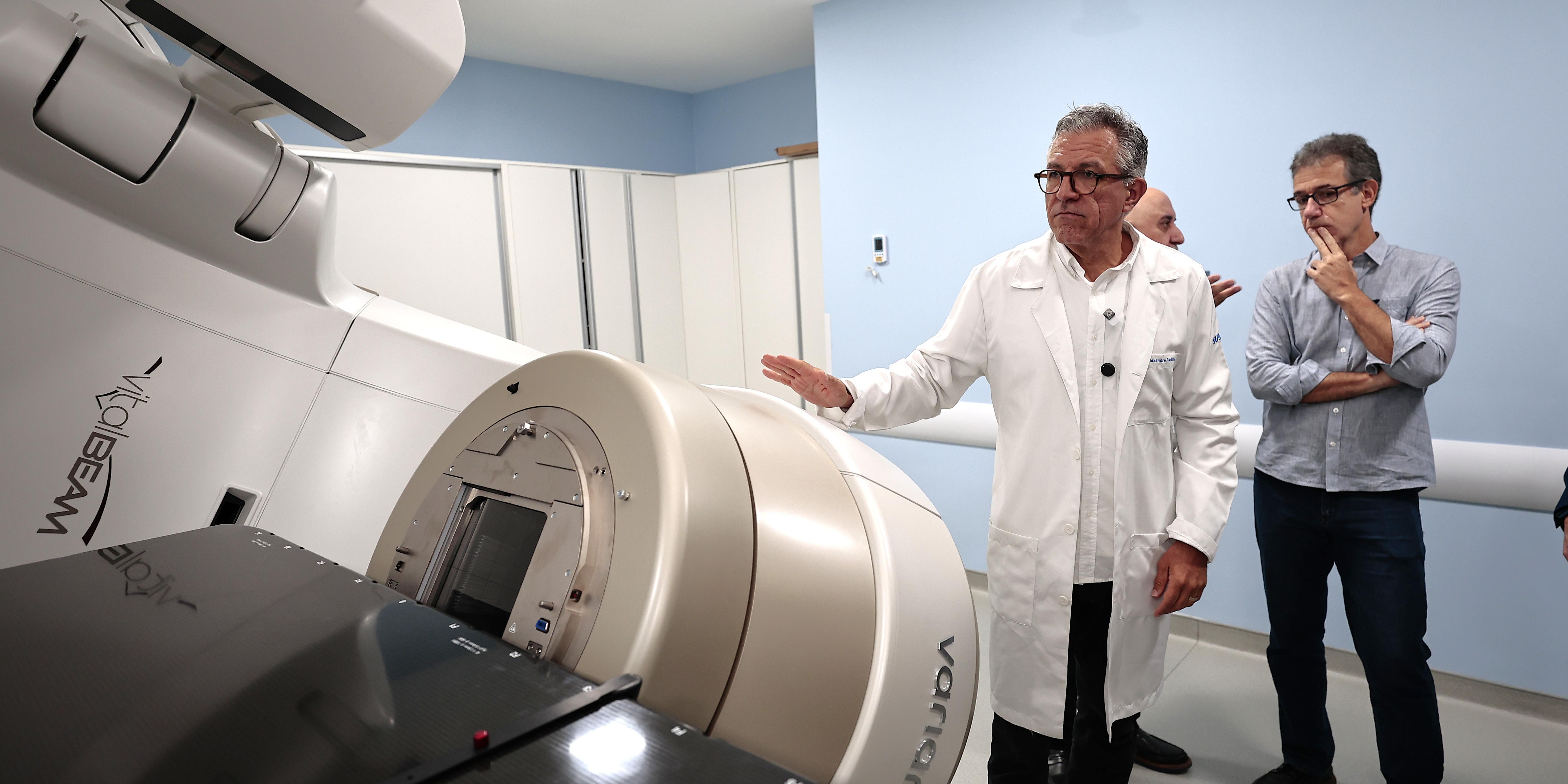 Titular da Saúde (à esquerda) conheceu estruturas de radioterapia e cirurgia robótica da Santa Casa santista