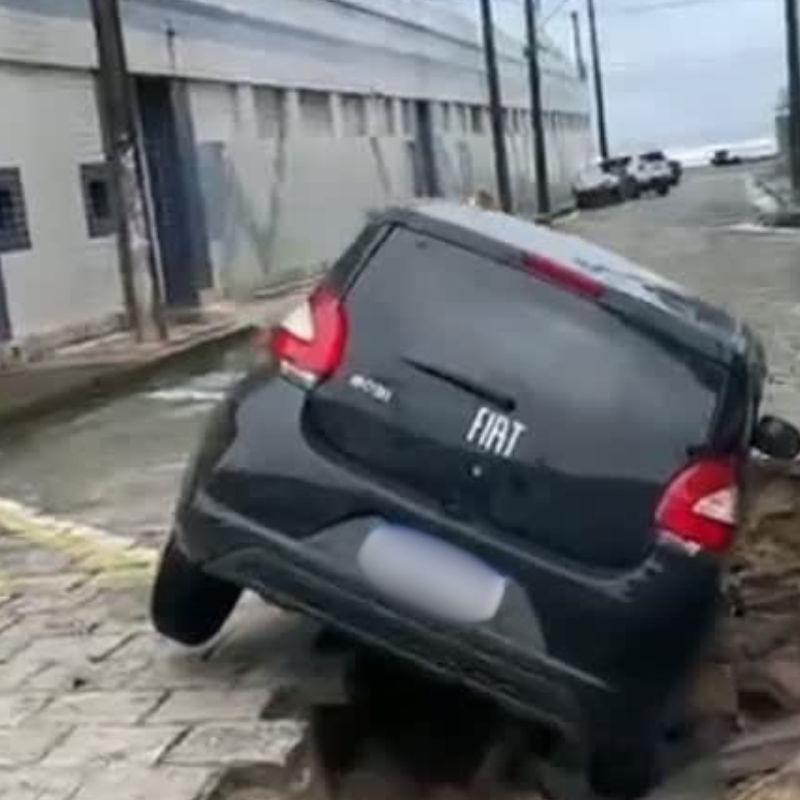 Carro foi engolido por cratera no bairro Praia do Sonho, em Itanhaém
